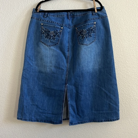 Avenue Denim Women’s Plus Size Skirt. - Picture 2 of 4